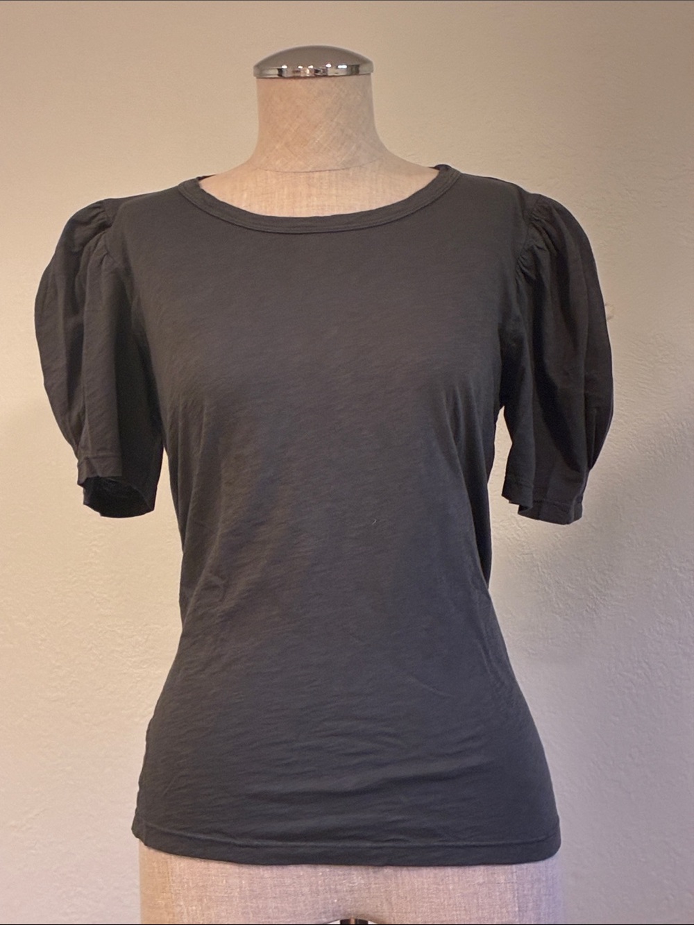 Velvet Short-Sleeve Puff-Sleeve Tee in Charcoal Gray